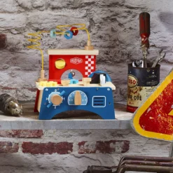 Jeu d’éveil en bois, Établi multi-activités
